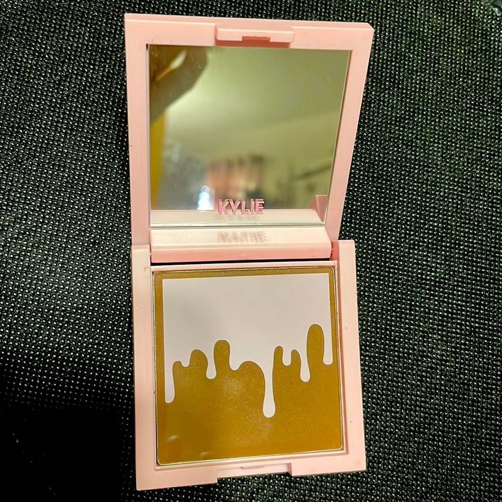 Bronzing powder